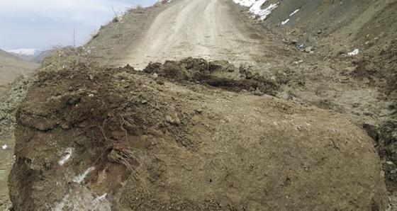 Yüksekova’da heyelan sonucu yola kaya parçaları düştü