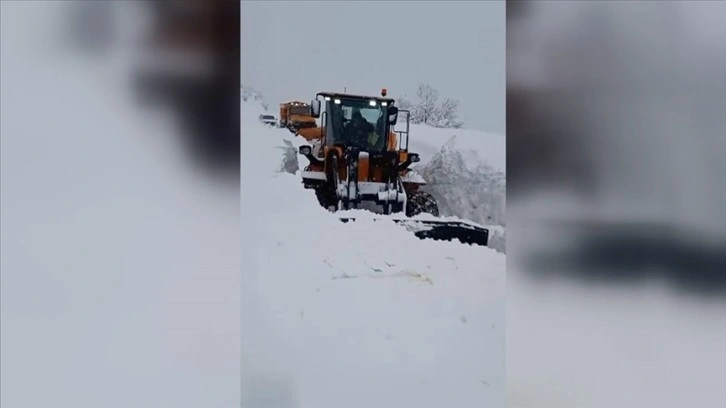 Yüksekova-Şemdinli kara yolu çığ nedeniyle kapandı