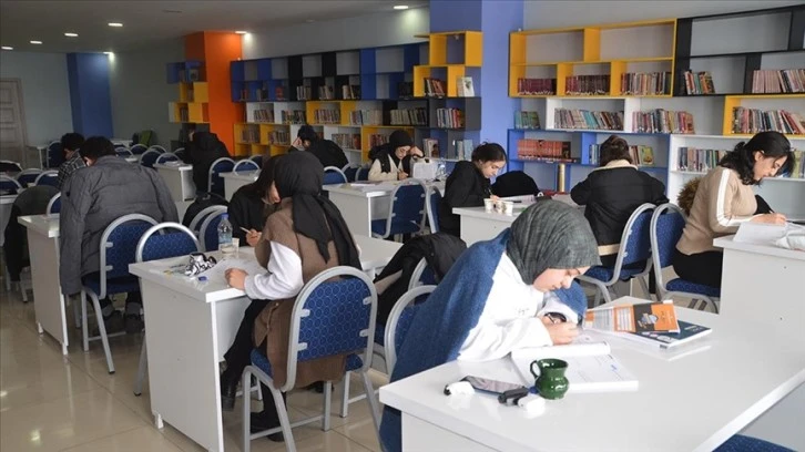 Yüksekova'da gençler yeni kütüphane ve spor salonundan faydalanıyor