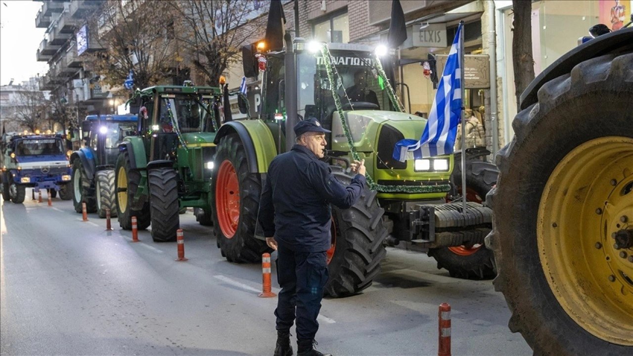 Yunan çiftçiler Larisa'da milletvekili bürolarının önünde protesto düzenledi