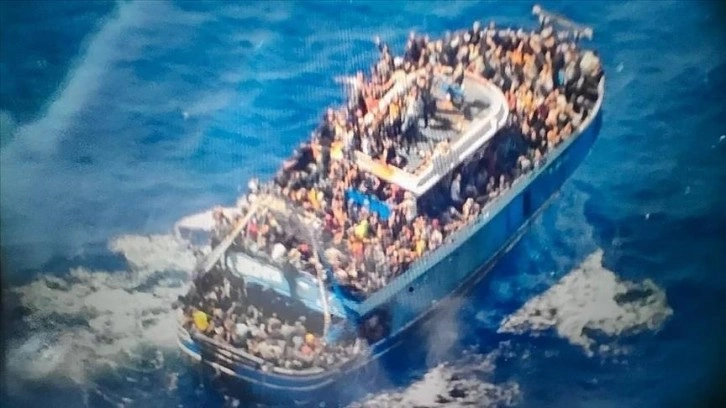 Yunan yetkililerin, göçmen faciasından kurtulanlara 