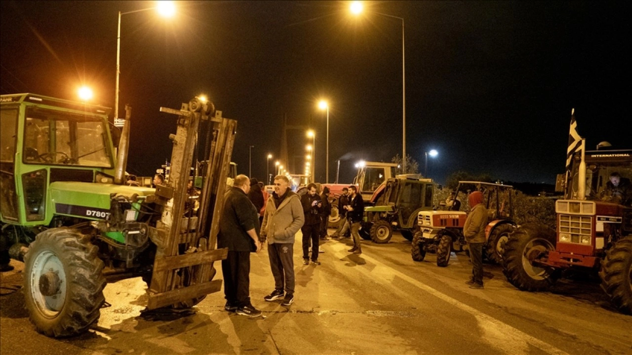 Yunanistan'da eylem yapan &ccedil;ift&ccedil;iler bug&uuml;n Selanik-Atina yolunu kapatma kararı aldı