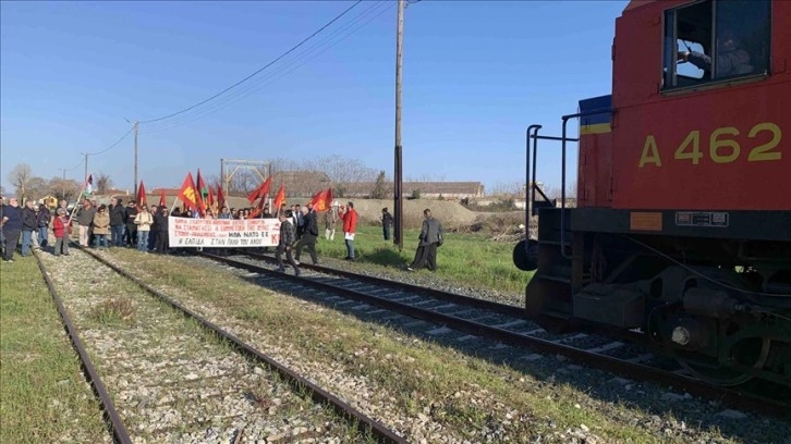 Yunanistan'da eylemciler NATO'ya ait tankları taşıyan treni durdurdu