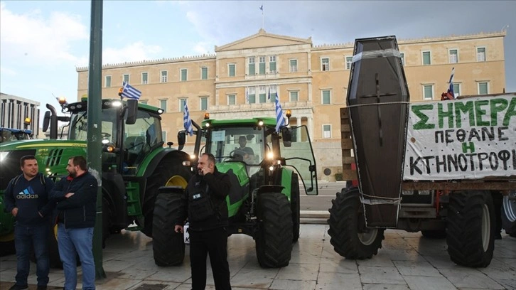Yunanistan'da geceyi parlamentonun önünde geçiren çiftçiler Atina'dan ayrıldı