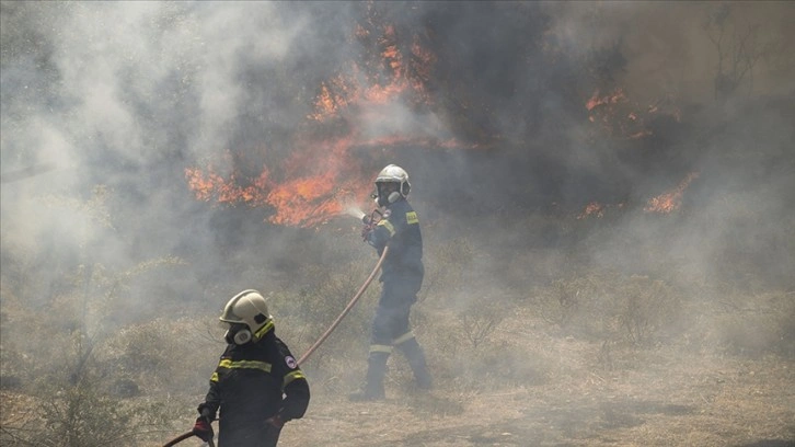 Yunanistan'da orman yangınları farklı bölgelerde sürüyor