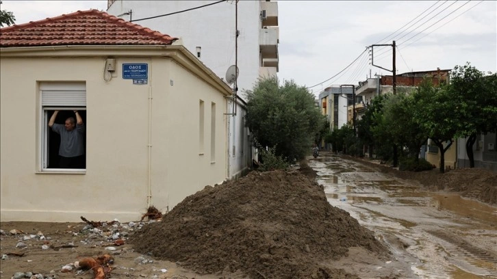 Yunanistan'da sel tehlikesi nedeniyle bazı yerleşim birimleri boşaltıldı