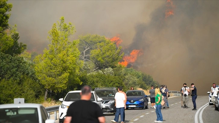 Yunanistan'daki orman yangınları tüm çabalara rağmen kontrol altına alınamıyor