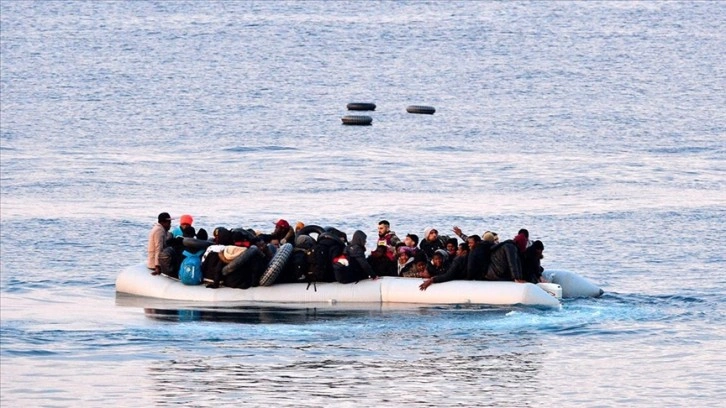 Yunanistan'ın Frontex seyrederken Midilli açıklarında düzensiz göçmenleri geri ittiği belirtild