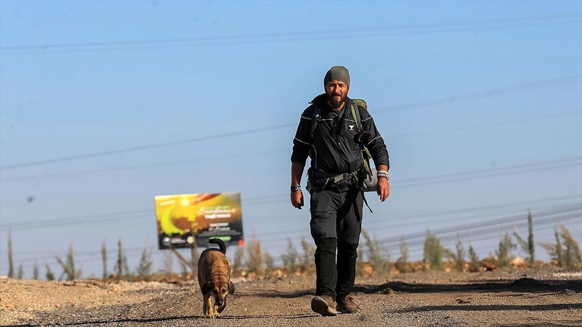 Y&uuml;r&uuml;yerek yola &ccedil;ıkan 'Seyyah &Ouml;mer' 81 ilde fidan dikti