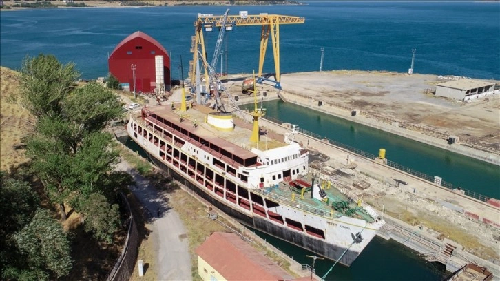 'Yüzen otel'e dönüştürülen feribot, Van Gölü'nde turizmi canlandıracak