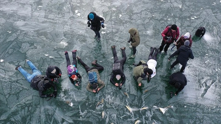 Yüzeyi buzla kaplı Balık Gölü fotoğraf tutkunlarını ağırlıyor