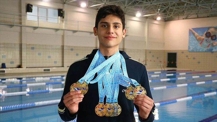 Yüzmede Türkiye şampiyonluğu bulunan Emre Onuş yeni dereceler için kulaç atıyor