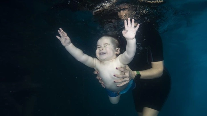 Yüzmeyi öğrenen bebekler artık sudan korkmuyor
