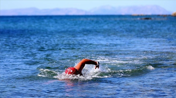 Yüzücü Alper Sunaçoğlu, Gaziler Günü'nde Gökçeada'ya 8 saat 14 dakikada yüzdü