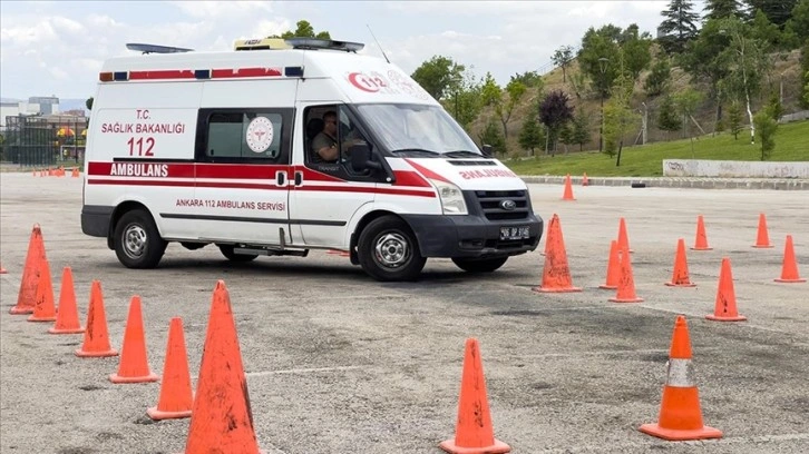 Zamanla yarışan 112 Acil servis ambulans sürücülerine zorlu trafik eğitimi