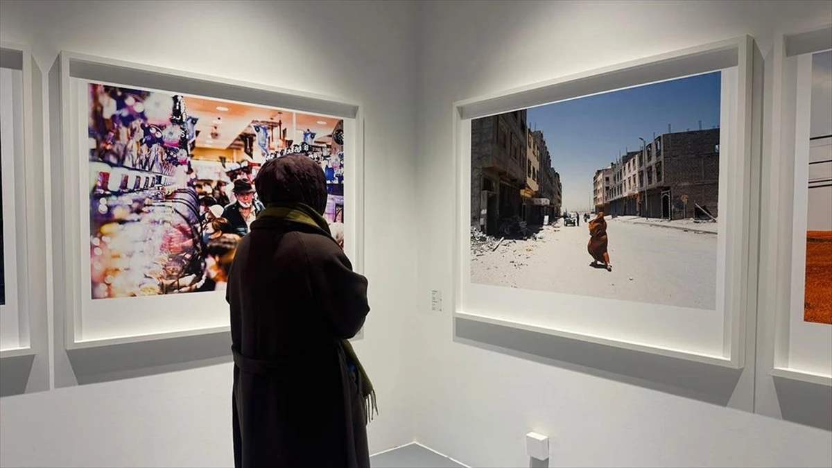 Zeki Demirkubuz, yeni sergisindeki fotoğraflarla yalnızlığın izini sürüyor