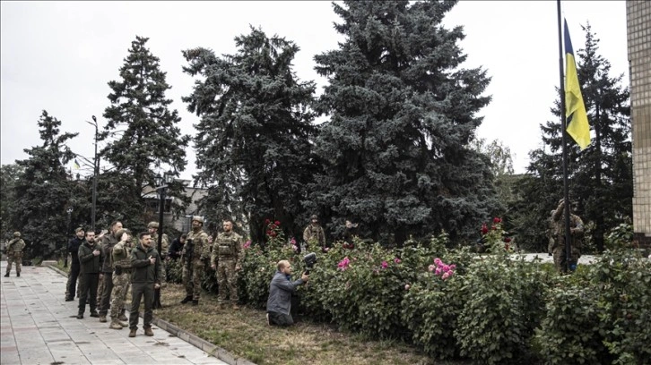 Zelenskiy Rus güçlerinden geri alınan İzyum şehrini ziyaret etti