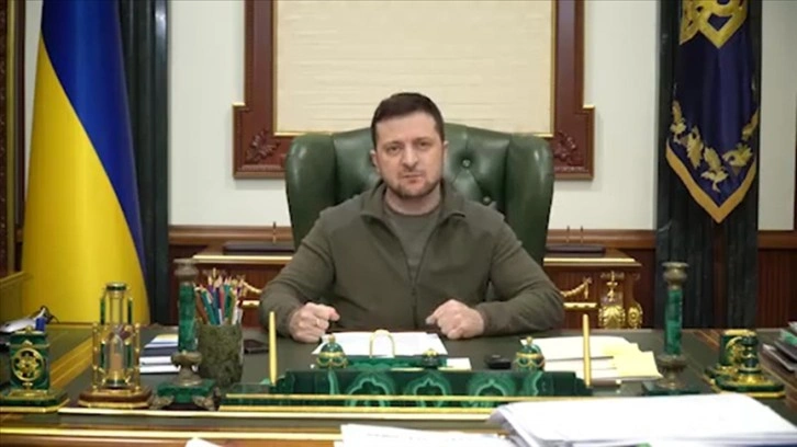 Zelenskiy, Ukrayna'da savaş döneminde sivillerin silah kullanımına dair yasayı imzaladı