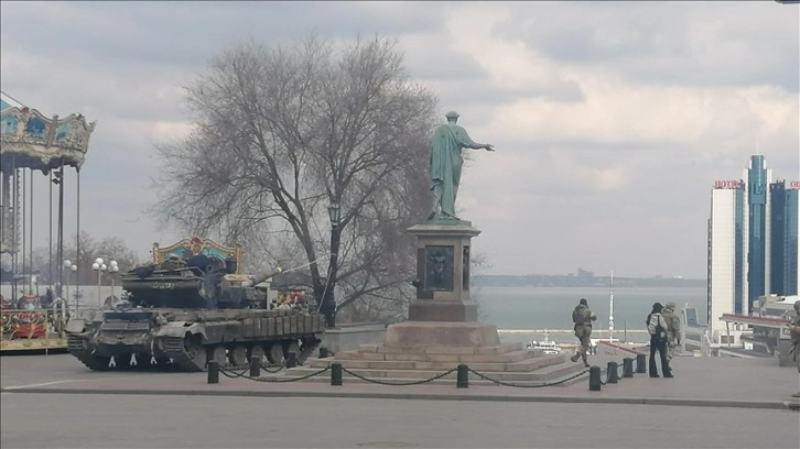 Zelenskiy, ülke çapında genel seferberlik ilan edilen kararnameyi imzaladı