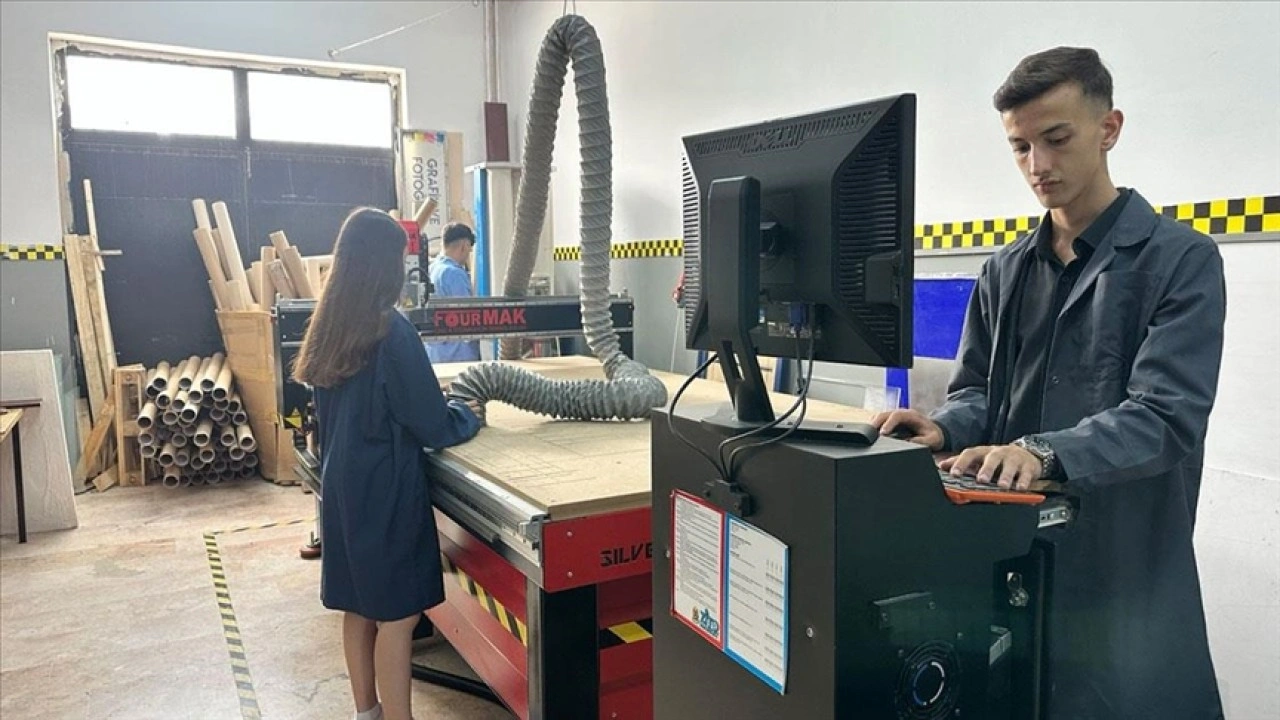 Zeytinburnu'nda meslek lisesi öğrencileri üreterek iş hayatına hazırlanıyor
