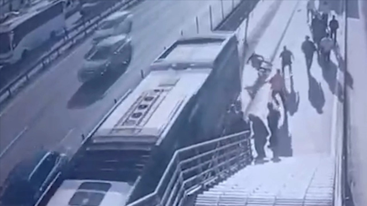 Zeytinburnu'nda metrobüsün çarptığı engelli yolcu hayatını kaybetti