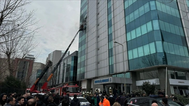 Zeytinburnu'nda 12 katlı iş merkezinde çıkan yangın söndürüldü
