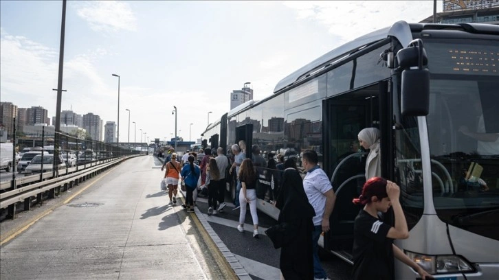 Zeytinburnu'nda arızalanan metrobüsün yolcuları durağa yürüdü