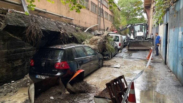 Zeytinburnu'nda çöken istinat duvarı, araçlara zarar verdi