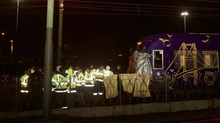 Zeytinburnu'nda iki tramvay kaza yaptı, seferler aksadı