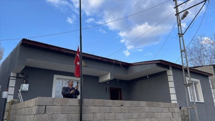 Zihinsel engelli Ercan'ın koynunda taşıdığı bayrak artık evinin önünde dalgalanıyor