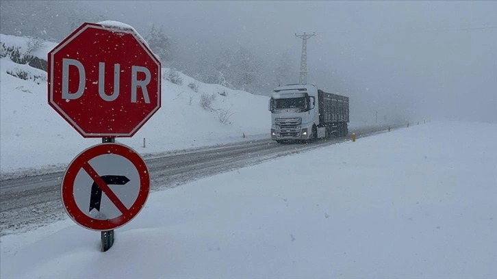 Zonguldak-İstanbul kara yolu kar nedeniyle uzun araç geçişlerine kapatıldı