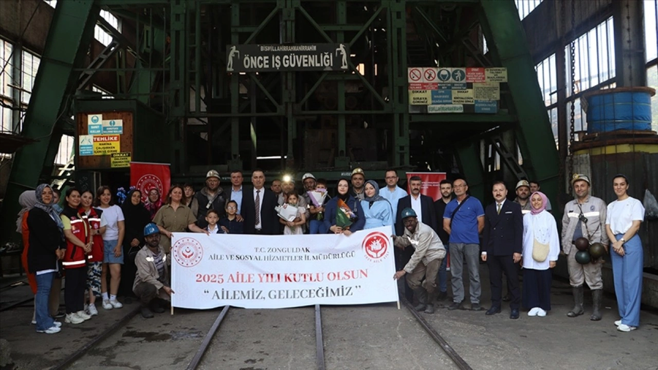 Zonguldak'ta çocuklar Babalar Gününü maden ocağının önünde kutladı