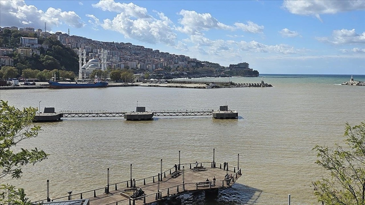 Zonguldak'ta yağışla gelen çamurlu su denizin rengini değiştirdi