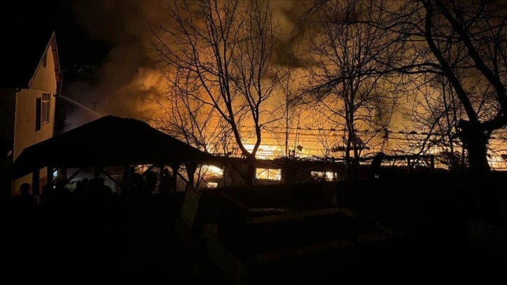 Zonguldak'ta tekstil atölyesinin deposunda çıkan yangını söndürme çalışmaları sürüyor