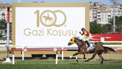 100. Gazi Koşusu'nu jokeyliğini Halis Karataş'ın yaptığı 'Bay Nal&ccedil;akan' kazandı