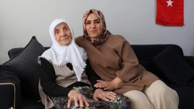 100 yaşındaki şehit annesi G&uuml;lşen, toprağa verdiği 3 şehidinin arkasından 10 yıldır ağıt yakıyor