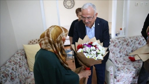 109 yaşındaki "Şemsi teyzeye" Anneler Günü ziyareti