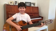 12 yaşındaki Deniz Efe koronavirüs hastalarına umut olmak için şarkı besteledi