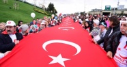 15 Temmuz gazileri ve şehit aileleri, maratonda 93 metrelik bayrakla yürüdü