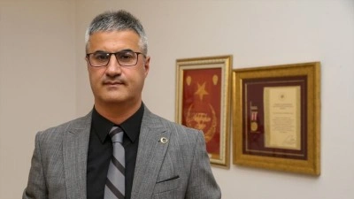15 Temmuz gazisi polis g&ouml;z&uuml;ndeki şarapnel par&ccedil;asıyla 10 yıldır g&ouml;revde