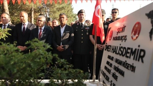 15 Temmuz kahramanı şehit Ömer Halisdemir'in kabrinde tören düzenlendi