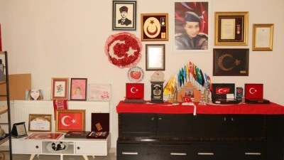 15 Temmuz şehidi G&uuml;lşah G&uuml;ler'in ailesi evlerini kızlarının hatıralarıyla donattı