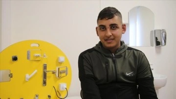 15 yaşındaki depremzede Salih, protez koluna kavuştu