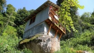 16 metrekarelik kaya üzerine ev yaptı