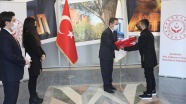 18 Mart törenlerinde göndere çekilecek Türk bayrağı Çanakkale&#039;ye ulaştırıldı
