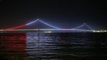 1915 Çanakkale Köprüsü Türk bayrağının renkleriyle aydınlatıldı