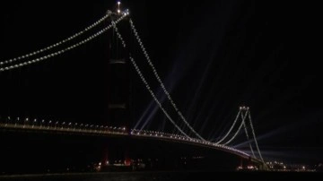 1915 Çanakkale Köprüsü'nde ışık gösterisi yapıldı