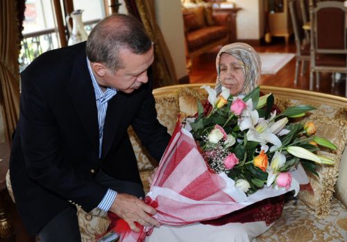 Van gençlerinden Erdoğan'ın annesi için 5 bin Yasin-i Şerif