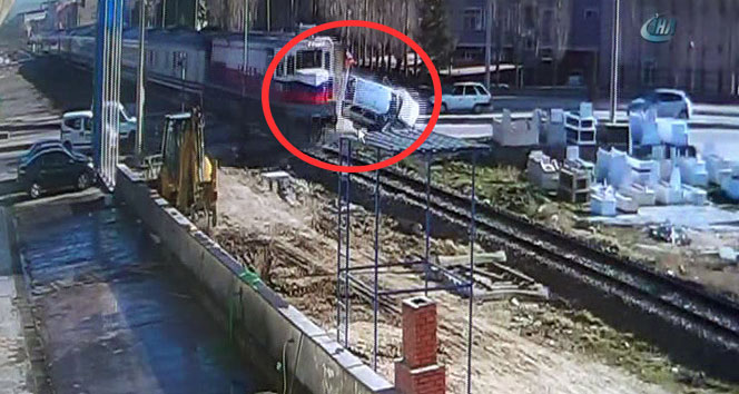 Kayseri-Adana treni otomobili biçti -video-