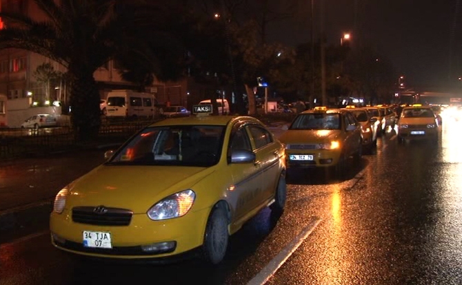 Taksicilerden gece yarısı ’Özgecan’ posterleriyle eylem